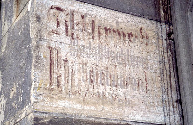 Görlitz, Brautwiesenstr. 14, 14.12.1996.jpg - Tischlermeister Rudolf ... (in Rot) / E. Grab..., Modelltischlerei, Spielwaren, ... (in Grau)
